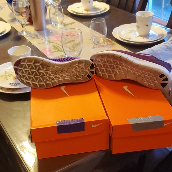 Nike - Picture 3 of 5